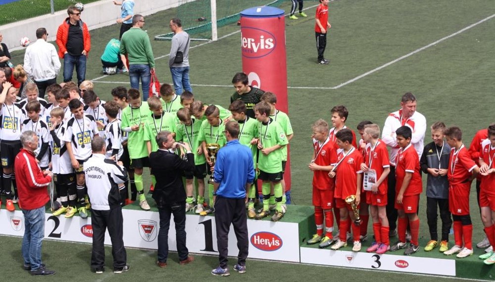 In der Sportanlage Wiesengasse fand im Mai der 13. Interntionale Hervis Cup statt. Vizebürgermeister Christoph Kaufmann nahm die Siegerehrung der U13-Mannschaften vor und gratulierte den glücklichen Siegern.