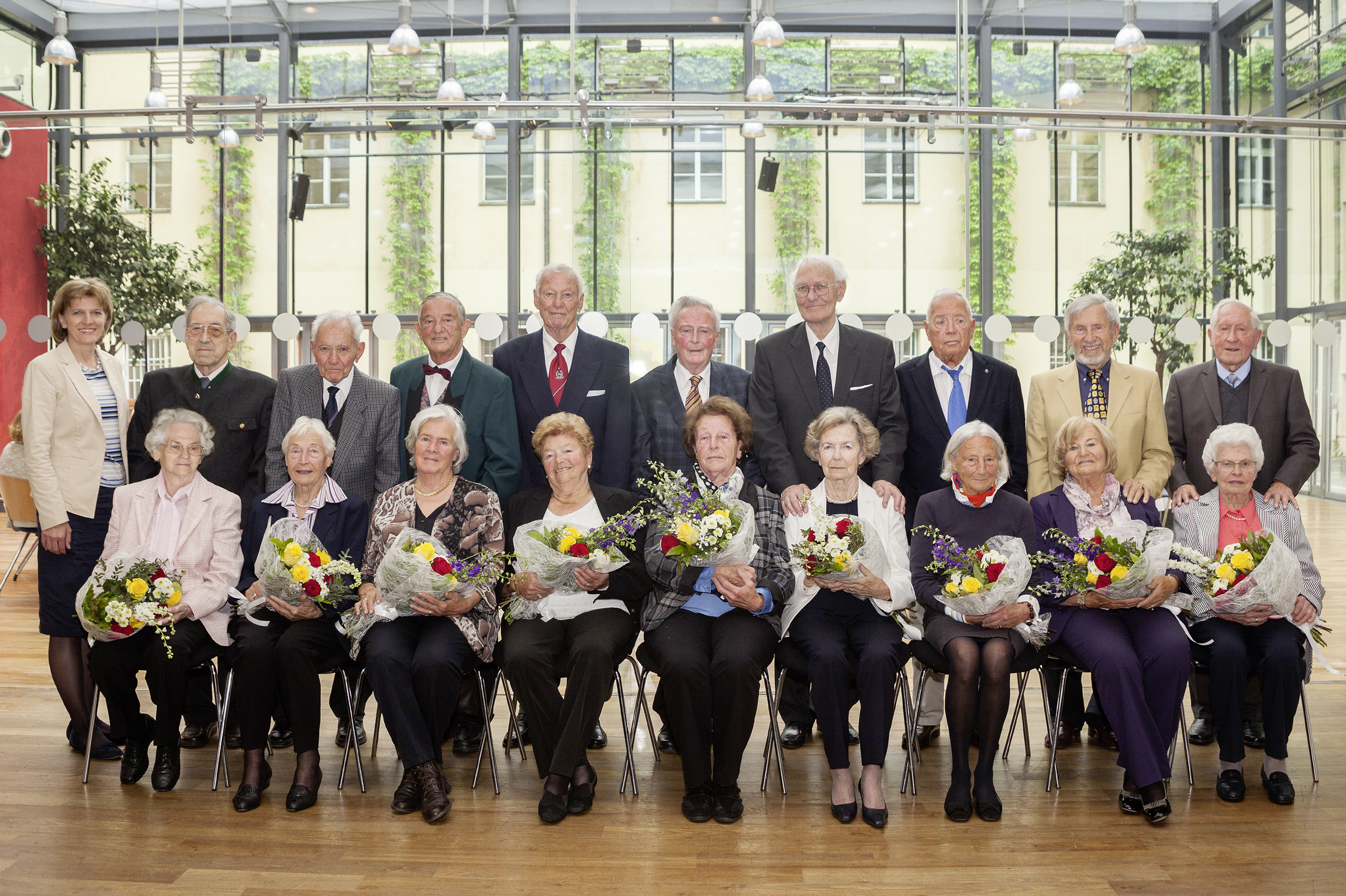 Die neun "diamantenen" Jubiläumspaare mit Bürgermeisterin Christine Oppitz-Plörer.