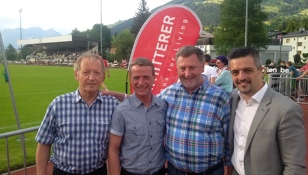 Vor fast 800 ZuseherInnen konnte der SVG Reichenau (Sportvereinigung Reichenau) das Finale des Kerschdorfer Tirol Cups am 03. Juni in Kitzbühel für sich entscheiden. Das Spiel sorgt für Nervenkitzel pur und so bezwang der SVG Reichenau den SVI (Sportverein Innsbruck) letztendlich im Elfmeterschießen (8:7). Auch Günther Mitterbauer (Sport Union-Präsident), Vizebürgermeister Christoph Kaufmann, Martin Kerschdorfer und Wacker-Präsident Josef Gunsch (v. l.) ließen sich das Sportspektakel nicht entgehen.