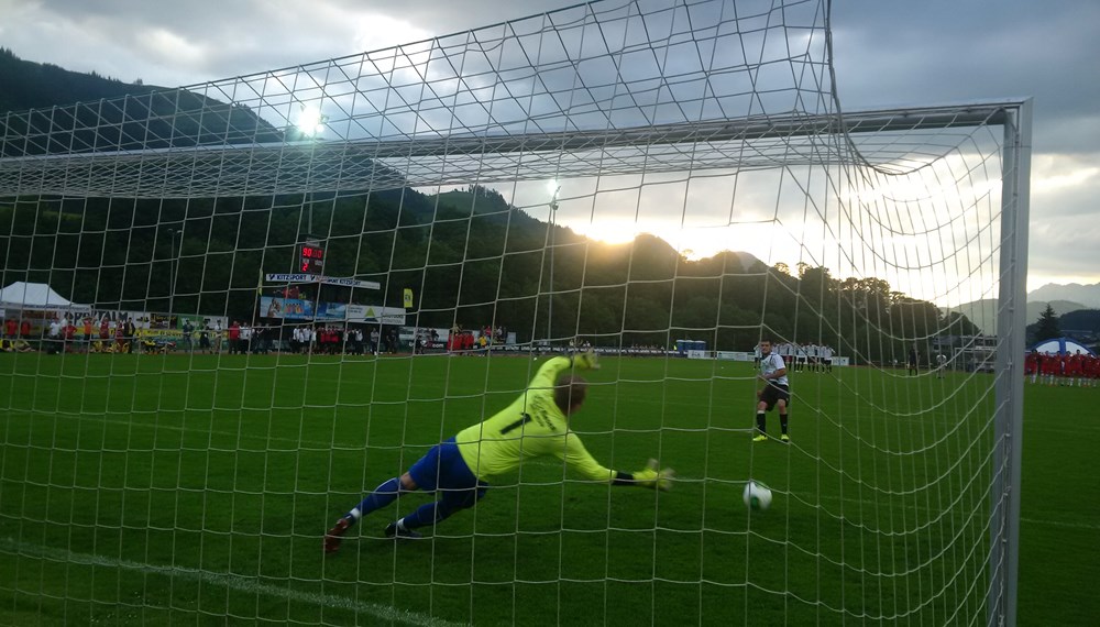 Vor fast 800 ZuseherInnen konnte der SVG Reichenau (Sportvereinigung Reichenau) das Finale des Kerschdorfer Tirol Cups am 03. Juni in Kitzbühel für sich entscheiden. Das Spiel sorgt für Nervenkitzel pur und so bezwang der SVG Reichenau den SVI (Sportverein Innsbruck) letztendlich im Elfmeterschießen (8:7). Auch Günther Mitterbauer (Sport Union-Präsident), Vizebürgermeister Christoph Kaufmann, Martin Kerschdorfer und Wacker-Präsident Josef Gunsch (v. l.) ließen sich das Sportspektakel nicht entgehen.