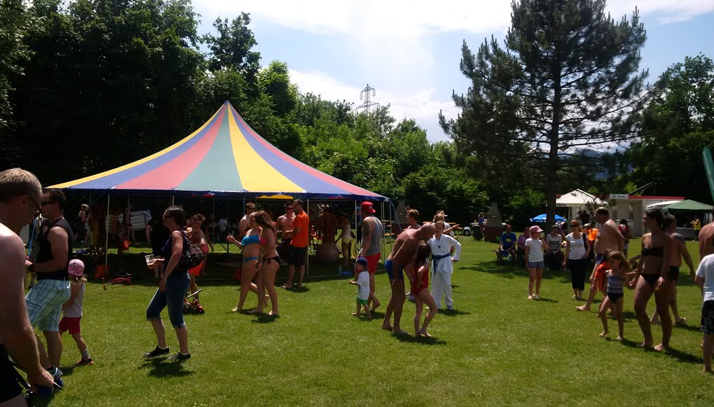 Ein Sporttag für jede Altersklasse fand am 06. Juni in Innsbruck Stadt: Für Kinder, Familien und SeniorInnen wurde beim Sommersporttag am Baggersee ein buntes Programm geboten, am Landhausplatz zeigten FreestylerInnen spektakuläre Stunts, viele junge Leute kamen und probierten selbst die unterschiedlichsten Trendsportarten aus. Am Abend begeisterte die deutsche Band "OK KID" die ZuschauerInnen. Vizebürgermeister Christoph Kaufmann stattete beiden Veranstaltungen einen Besuch ab.