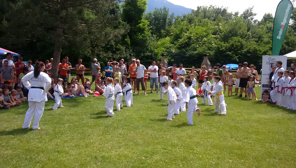 Ein Sporttag für jede Altersklasse fand am 06. Juni in Innsbruck Stadt: Für Kinder, Familien und SeniorInnen wurde beim Sommersporttag am Baggersee ein buntes Programm geboten, am Landhausplatz zeigten FreestylerInnen spektakuläre Stunts, viele junge Leute kamen und probierten selbst die unterschiedlichsten Trendsportarten aus. Am Abend begeisterte die deutsche Band "OK KID" die ZuschauerInnen. Vizebürgermeister Christoph Kaufmann stattete beiden Veranstaltungen einen Besuch ab.