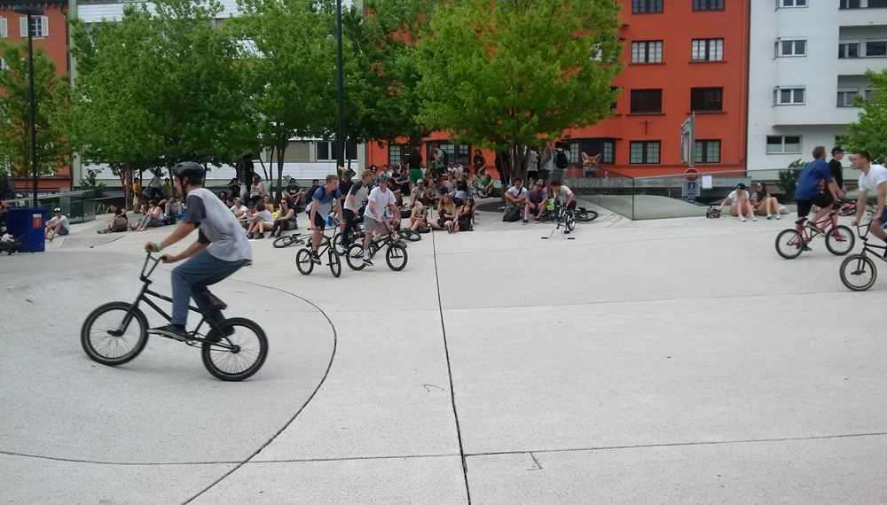 Ein Sporttag für jede Altersklasse fand am 06. Juni in Innsbruck Stadt: Für Kinder, Familien und SeniorInnen wurde beim Sommersporttag am Baggersee ein buntes Programm geboten, am Landhausplatz zeigten FreestylerInnen spektakuläre Stunts, viele junge Leute kamen und probierten selbst die unterschiedlichsten Trendsportarten aus. Am Abend begeisterte die deutsche Band "OK KID" die ZuschauerInnen. Vizebürgermeister Christoph Kaufmann stattete beiden Veranstaltungen einen Besuch ab.