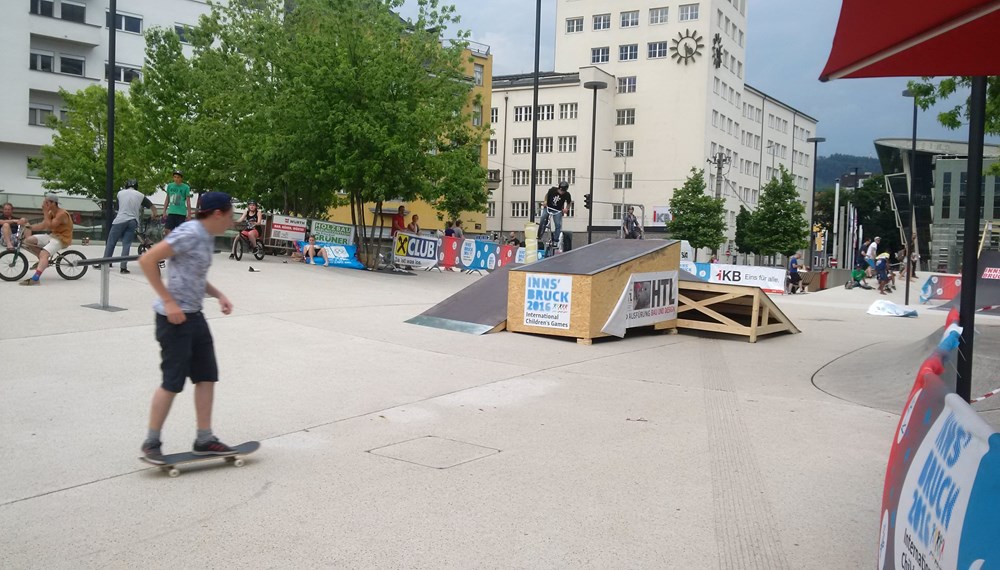 Ein Sporttag für jede Altersklasse fand am 06. Juni in Innsbruck Stadt: Für Kinder, Familien und SeniorInnen wurde beim Sommersporttag am Baggersee ein buntes Programm geboten, am Landhausplatz zeigten FreestylerInnen spektakuläre Stunts, viele junge Leute kamen und probierten selbst die unterschiedlichsten Trendsportarten aus. Am Abend begeisterte die deutsche Band "OK KID" die ZuschauerInnen. Vizebürgermeister Christoph Kaufmann stattete beiden Veranstaltungen einen Besuch ab.