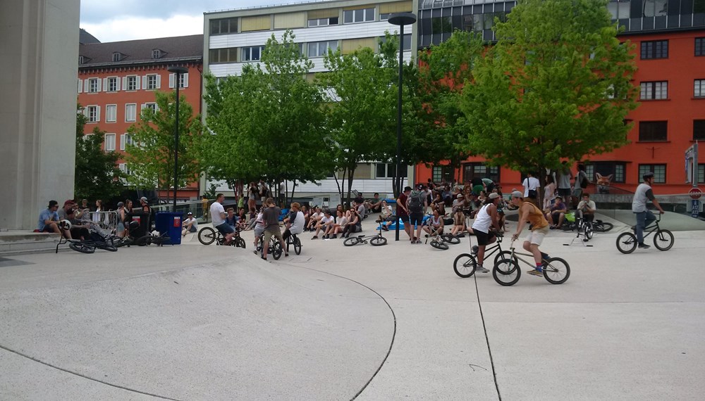 Ein Sporttag für jede Altersklasse fand am 06. Juni in Innsbruck Stadt: Für Kinder, Familien und SeniorInnen wurde beim Sommersporttag am Baggersee ein buntes Programm geboten, am Landhausplatz zeigten FreestylerInnen spektakuläre Stunts, viele junge Leute kamen und probierten selbst die unterschiedlichsten Trendsportarten aus. Am Abend begeisterte die deutsche Band "OK KID" die ZuschauerInnen. Vizebürgermeister Christoph Kaufmann stattete beiden Veranstaltungen einen Besuch ab.