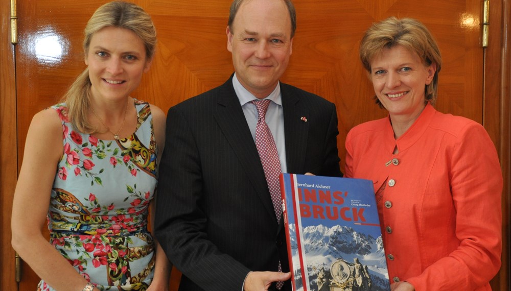 Der neue belgische Botschafter S.E. Willem Van de Voorde stattete Bürgermeisterin Christine Oppitz-Plörer einen Besuch ab. Bei Tee und Kaffee wurde sich ausgetauscht. Als kleine Aufmerksamkeit bekam Van de Voorde ein Innsbruck-Buch vom Stadtoberhaupt, im Gegenzug schenkte er ein Buch über belgische Architektur. Katharina Wagensonner, belglische Honorarkonsulin für Tirol begleitete den Botschafter bei seinem Besuch.