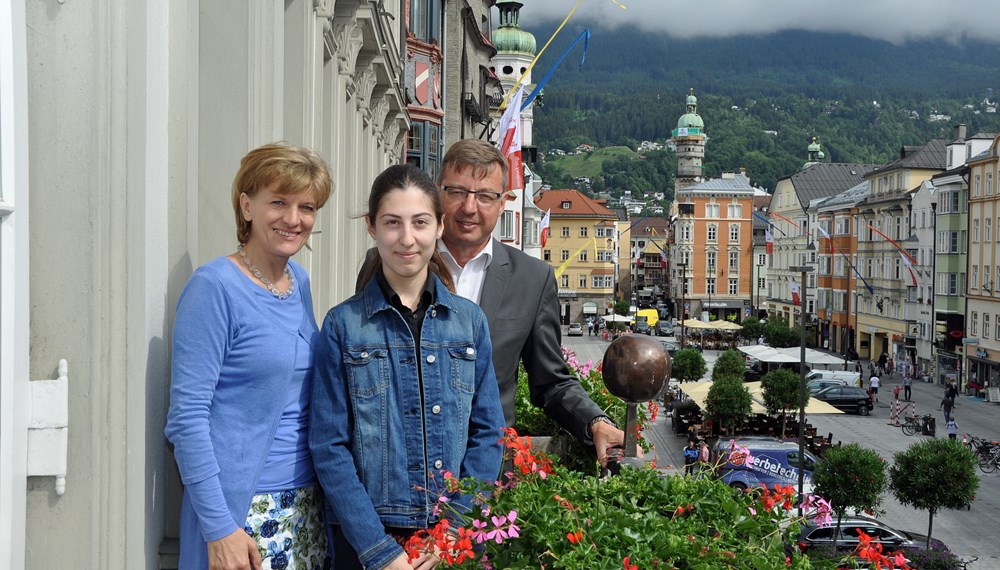 Die Zusammenarbeit von Stadt Innsbruck und der Wirtschaftskammer Tirol macht es möglich, dass Ana Amirejibi (M.) ein einmonatiges Volontariat in der Wirtschaftskammer, Sparte Handel absolvieren kann. Im Rathaus wurde die junge Georgierin von Bürgermeisterin Mag.a Christine Oppitz-Plörer und Dr. Alois Schellhorn (Spartengeschäftsführer Wirtschaftskammer Tirol, Sparte Handel) herzlich willkommen geheißen. Ana Amirejibi studiert BWL in Innsbrucks Partnerstadt Tiflis und beginnt im September Wirtschaft als Nebenstudium.