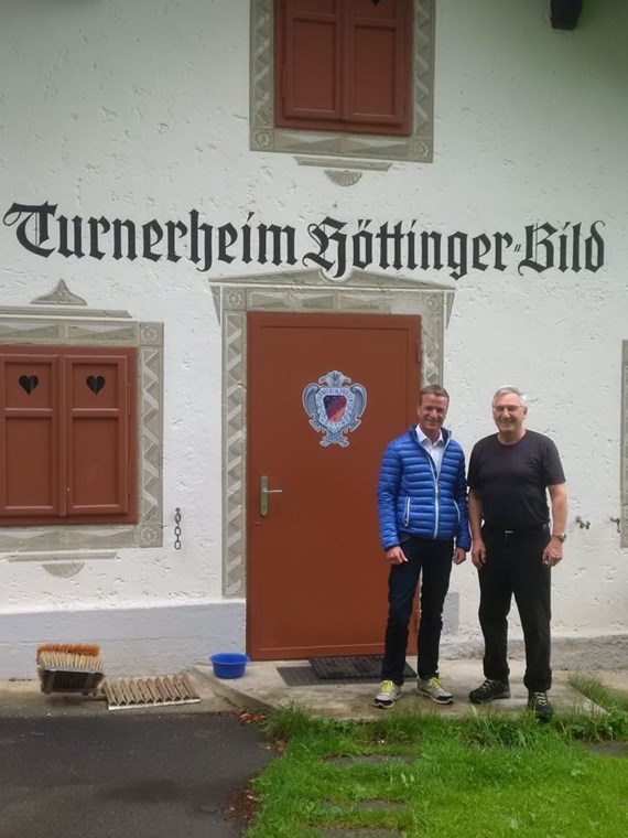 Innsbrucks Vizebürgermeister und Sportreferent Christoph Kaufmann besuchte das Vereinshaus des Turnvereins Friesen Hötting. Obmann Siggi Ploner bedankte sich für die finanzielle Unterstützung zur Sanierung der Vereinsräumlichkeiten durch die Stadtgemeinde Innsbruck. Der Verein betreut über 200 Mitglieder und bietet ein abwechslungsreiches Sportprogramm.