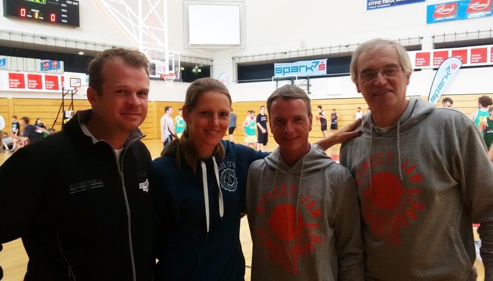 Vizebürgermeister und Sportreferent Christoph Kaufmann gratulierte zum 20-jährigen Jubiläum der Street Jam Serie in Innsbruck. Über 60 Teams aus sechs Nationen nahmen am Turnier teil. Am Foto v.l.n.r Präsident des Tiroler Basketballverbandes Philipp Tratter, Margit Klingenschmied , Vizebürgermeister Christoph Kaufmann und Organisator der 1. Stunde und Sportehrenzeichenträger Mag. Walter Freytag. Außerdem: Vizebürgermeister Christoph Kaufmann beim legendären Jump-Ball.
