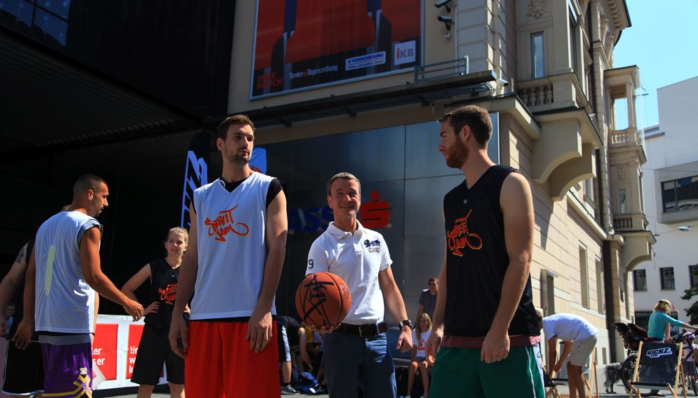 Vizebürgermeister und Sportreferent Christoph Kaufmann gratulierte zum 20-jährigen Jubiläum der Street Jam Serie in Innsbruck. Über 60 Teams aus sechs Nationen nahmen am Turnier teil. Am Foto v.l.n.r Präsident des Tiroler Basketballverbandes Philipp Tratter, Margit Klingenschmied , Vizebürgermeister Christoph Kaufmann und Organisator der 1. Stunde und Sportehrenzeichenträger Mag. Walter Freytag. Außerdem: Vizebürgermeister Christoph Kaufmann beim legendären Jump-Ball.