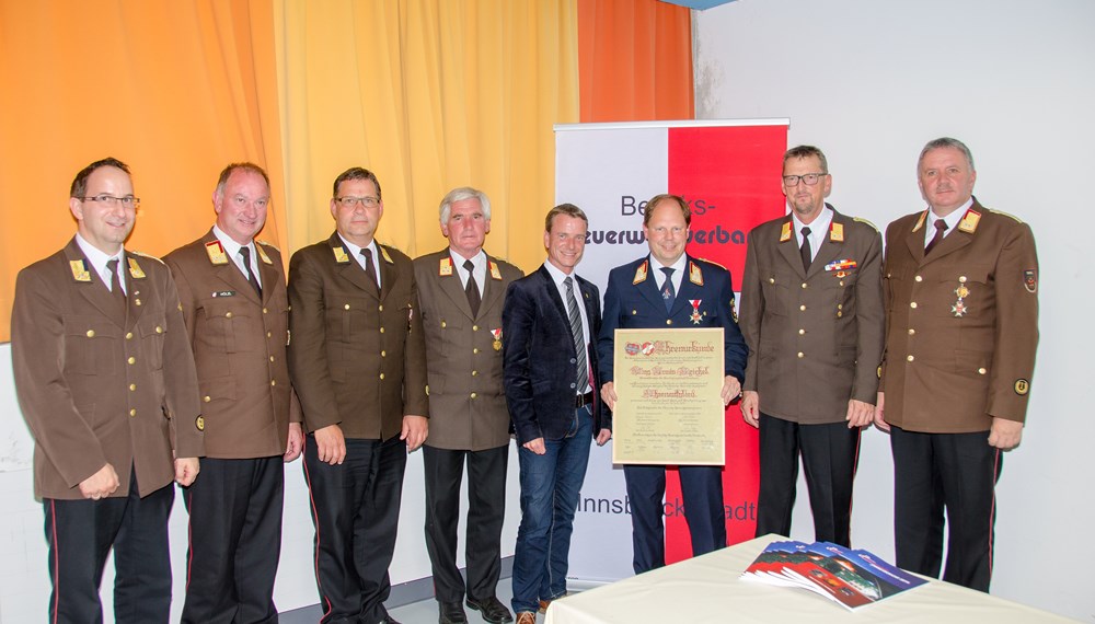 Vizebürgermeister Christoph Kaufmann schaute beim Bezirksfeuerwehrtag in Mühlau vorbei. Landesfeuerwehrinspektor DI Alfons Gruber, Landesfeuerwehrkommandant Peter Hölzl, Branddirektor Erwin Reichel, Bezirksfeuerwehrkommandant Walter Laimgruber, sowie die anderen Feuerwehrleute freuten sich über den Besuch.