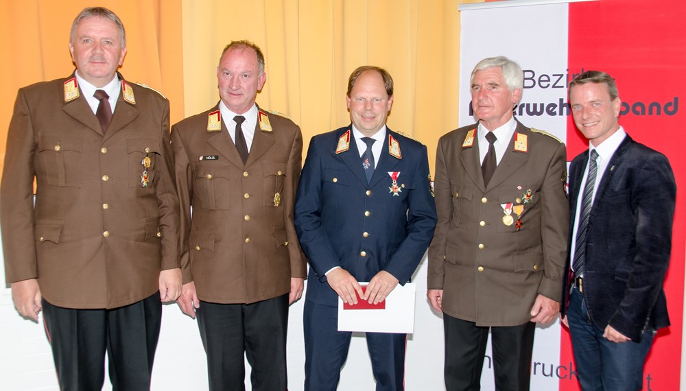 Vizebürgermeister Christoph Kaufmann schaute beim Bezirksfeuerwehrtag in Mühlau vorbei. Landesfeuerwehrinspektor DI Alfons Gruber, Landesfeuerwehrkommandant Peter Hölzl, Branddirektor Erwin Reichel, Bezirksfeuerwehrkommandant Walter Laimgruber, sowie die anderen Feuerwehrleute freuten sich über den Besuch.