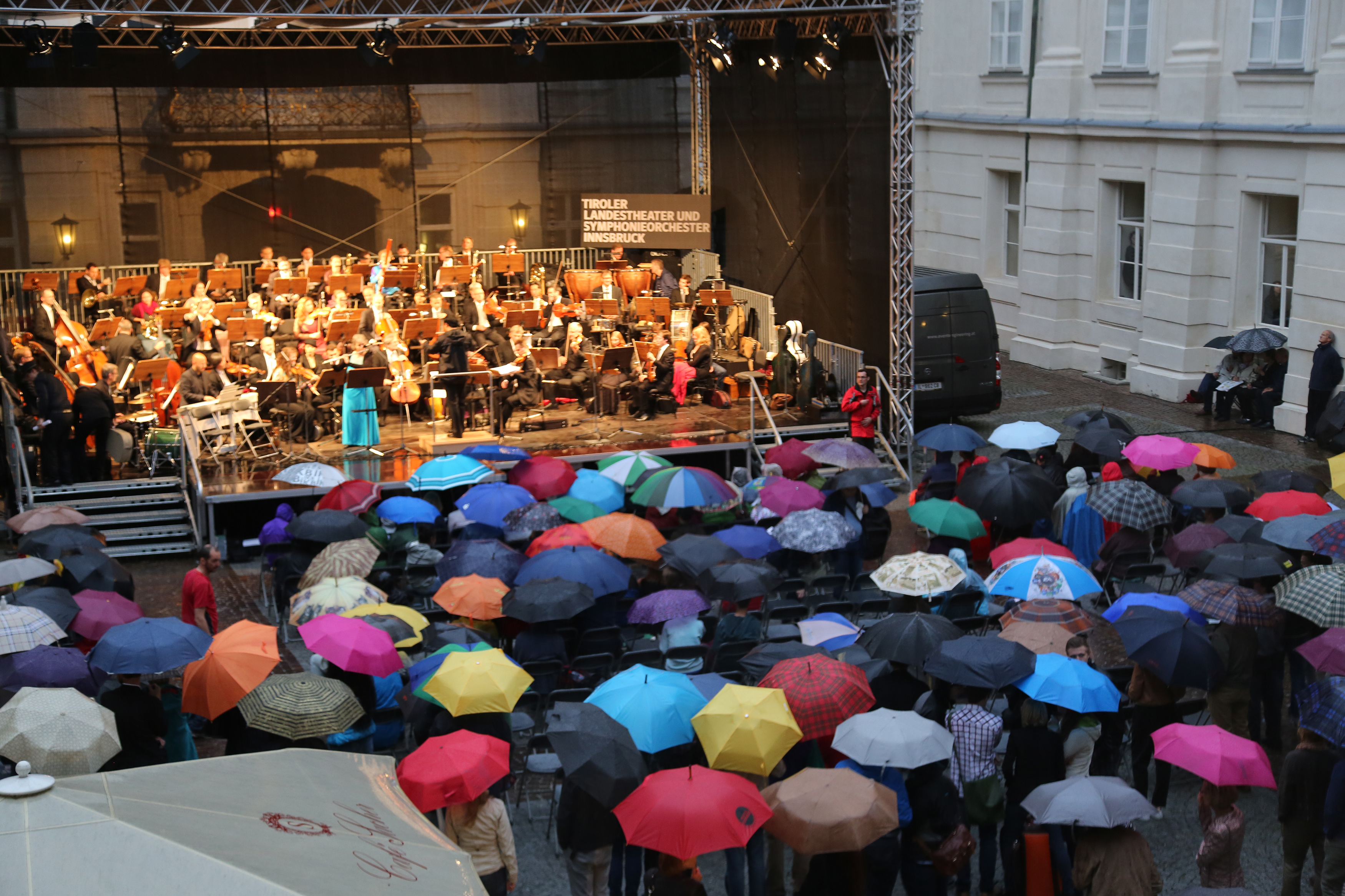 Das Tiroler Symphonieorchester Innsbruck spielte zum Abschluss ein Open-Air-Konzert mit Programmpunkten zum Mitsingen, wie zum Beispiel "Ode an die Freude". Trotz des Regens fanden sich mehrere hundert Zuhörerinnen und Musikbegeisterte im Innenhof der Kaiserlichen Hofburg ein.