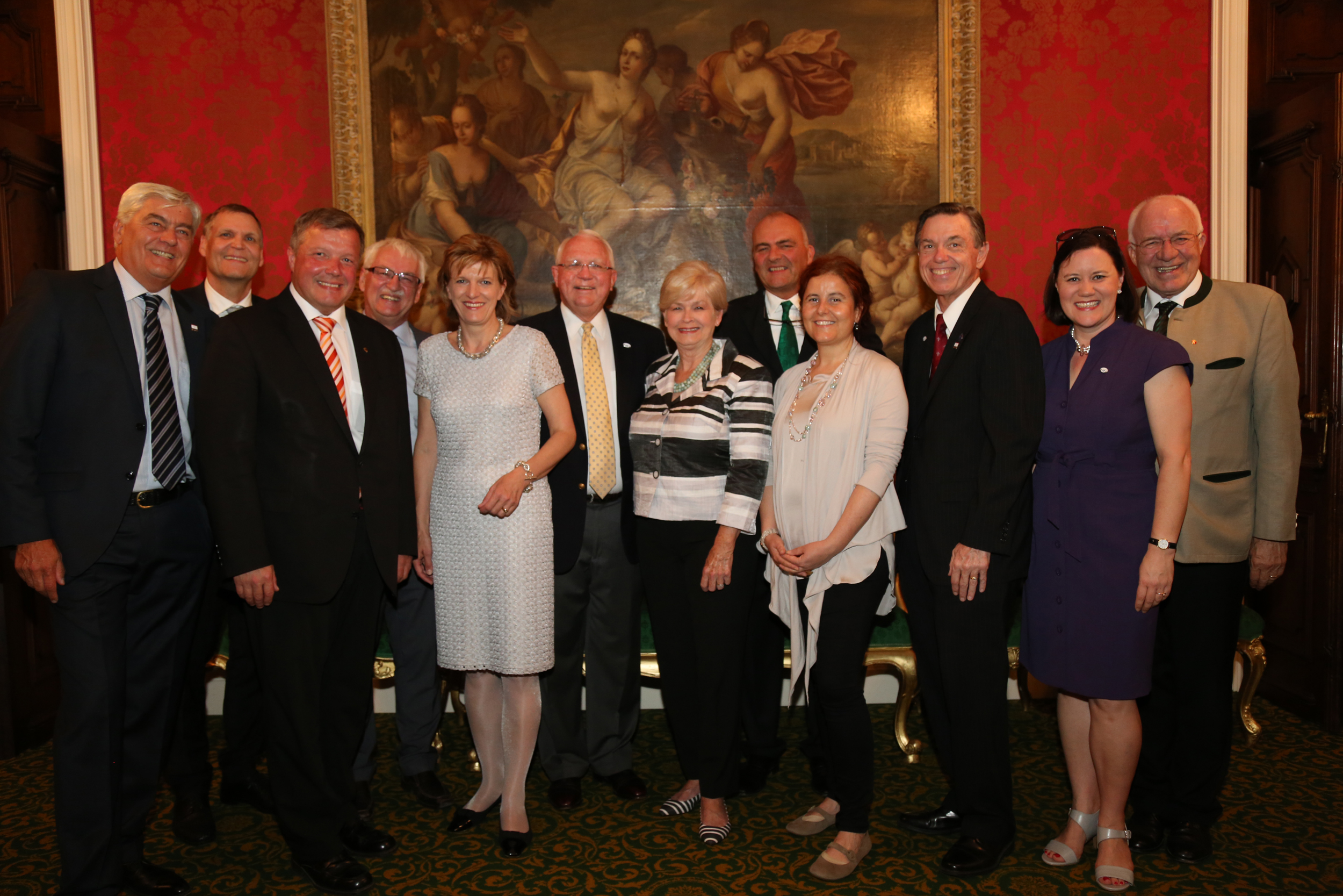 Bürgermeisterin Mag.a Christine Oppitz-Plörer (5.v.l.) lud am 30. Juni zum Empfang ins Hotel Europa (v.l.): Fritz Kraft (Direktor des Tourismusverbandes Innsbruck), Ass.-Prof. Mag. Dr. Wolfgang Meixner (Vizerektor der Universität Innsbruck), Landesrat Univ. Prof. Dr. Bernhard Tilg, Prof. Dr. Günter Bischof (Director of Center Austria, The University of New Orleans), Bürgermeisterin Oppitz-Plörer, Dr. Gorden H. „Nick“ Mueller (President and CEO, National World War II Museum and Founder of the UNO-Innsbruck International Summer School), Beth Mueller, Dr. Karl Gostner (Obmann des Tourismusverbandes Innsbruck), Ass.-Prof.in MMag.a Dr.in Christina Antenhofer (UNO UIBK Friendship Treaty Coordinator), Dr. Peter Fos (President, The University of New Orleans), Dr.in Irene Ziegler (Program Director, UNO-Innsbruck International Summer School) und Landtagspräsident DDr. Herwig van Staa
© IKM/Lercher