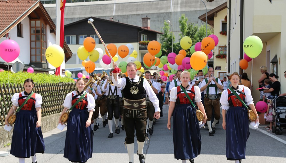 Anlässlich des 20. Amraser Dorffestes fand am 05. Juli nach neun Jahren erstmals wieder eine Marschmusikbewertung des Musikbezirkes Innsbruck-Stadt unter dem Motto "Musik in Bewegung" statt.
Neun Kapellen stellten sich den strengen Augen der Bewerter und gaben ihr Bestes. Bürgermeisterin Christine Oppitz-Plörer überreichte mit Roland Mair (GF des Tiroler Blasmusikverbandes) dem Obmann des Musikbezirkes Innsbruck-Stadt, Markus Schlenck, das Silberne Ehrenzeichen für seine besonderen Verdienste.
Die "Siegerehrung" führte stellvertretend für das Stadtoberhaupt Gemeinderätin Herlinde Keuschnigg und Gemeinderat Franz Hitzl, beide Mitglieder im Kulturausschuss, durch.