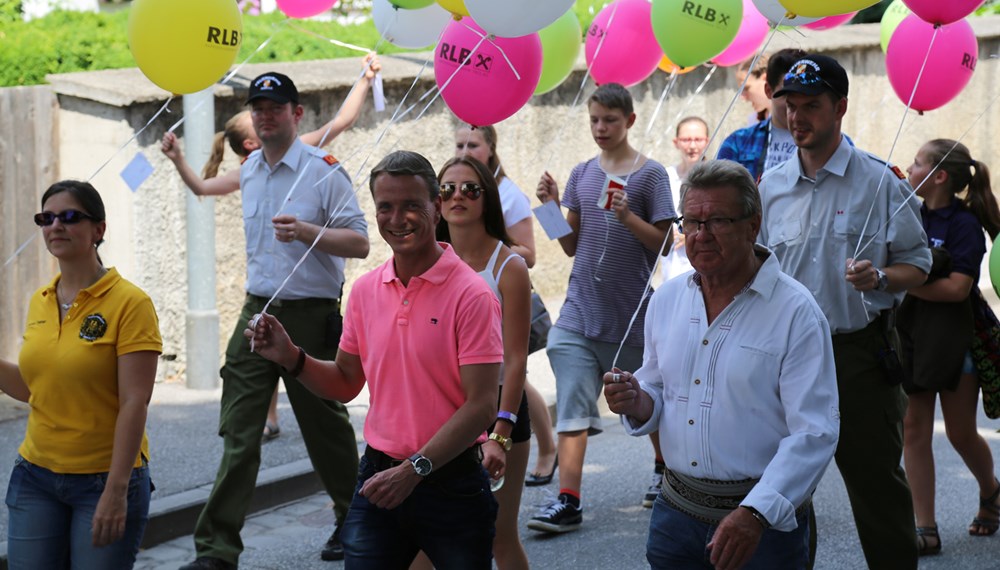 Anlässlich des 20. Amraser Dorffestes fand am 05. Juli nach neun Jahren erstmals wieder eine Marschmusikbewertung des Musikbezirkes Innsbruck-Stadt unter dem Motto "Musik in Bewegung" statt.
Neun Kapellen stellten sich den strengen Augen der Bewerter und gaben ihr Bestes. Bürgermeisterin Christine Oppitz-Plörer überreichte mit Roland Mair (GF des Tiroler Blasmusikverbandes) dem Obmann des Musikbezirkes Innsbruck-Stadt, Markus Schlenck, das Silberne Ehrenzeichen für seine besonderen Verdienste.
Die "Siegerehrung" führte stellvertretend für das Stadtoberhaupt Gemeinderätin Herlinde Keuschnigg und Gemeinderat Franz Hitzl, beide Mitglieder im Kulturausschuss, durch.