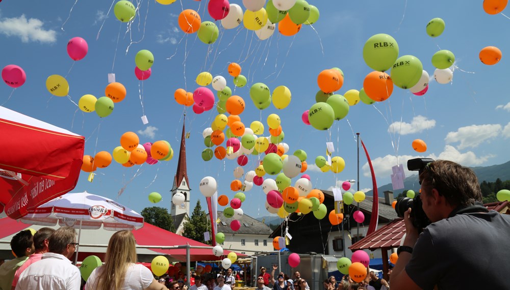 Anlässlich des 20. Amraser Dorffestes fand am 05. Juli nach neun Jahren erstmals wieder eine Marschmusikbewertung des Musikbezirkes Innsbruck-Stadt unter dem Motto "Musik in Bewegung" statt.
Neun Kapellen stellten sich den strengen Augen der Bewerter und gaben ihr Bestes. Bürgermeisterin Christine Oppitz-Plörer überreichte mit Roland Mair (GF des Tiroler Blasmusikverbandes) dem Obmann des Musikbezirkes Innsbruck-Stadt, Markus Schlenck, das Silberne Ehrenzeichen für seine besonderen Verdienste.
Die "Siegerehrung" führte stellvertretend für das Stadtoberhaupt Gemeinderätin Herlinde Keuschnigg und Gemeinderat Franz Hitzl, beide Mitglieder im Kulturausschuss, durch.