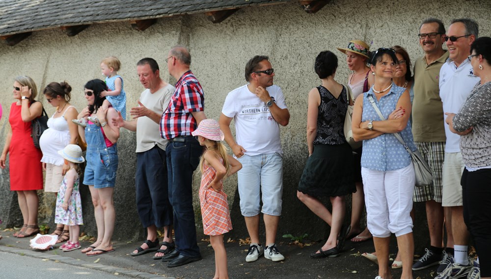 Anlässlich des 20. Amraser Dorffestes fand am 05. Juli nach neun Jahren erstmals wieder eine Marschmusikbewertung des Musikbezirkes Innsbruck-Stadt unter dem Motto "Musik in Bewegung" statt.
Neun Kapellen stellten sich den strengen Augen der Bewerter und gaben ihr Bestes. Bürgermeisterin Christine Oppitz-Plörer überreichte mit Roland Mair (GF des Tiroler Blasmusikverbandes) dem Obmann des Musikbezirkes Innsbruck-Stadt, Markus Schlenck, das Silberne Ehrenzeichen für seine besonderen Verdienste.
Die "Siegerehrung" führte stellvertretend für das Stadtoberhaupt Gemeinderätin Herlinde Keuschnigg und Gemeinderat Franz Hitzl, beide Mitglieder im Kulturausschuss, durch.