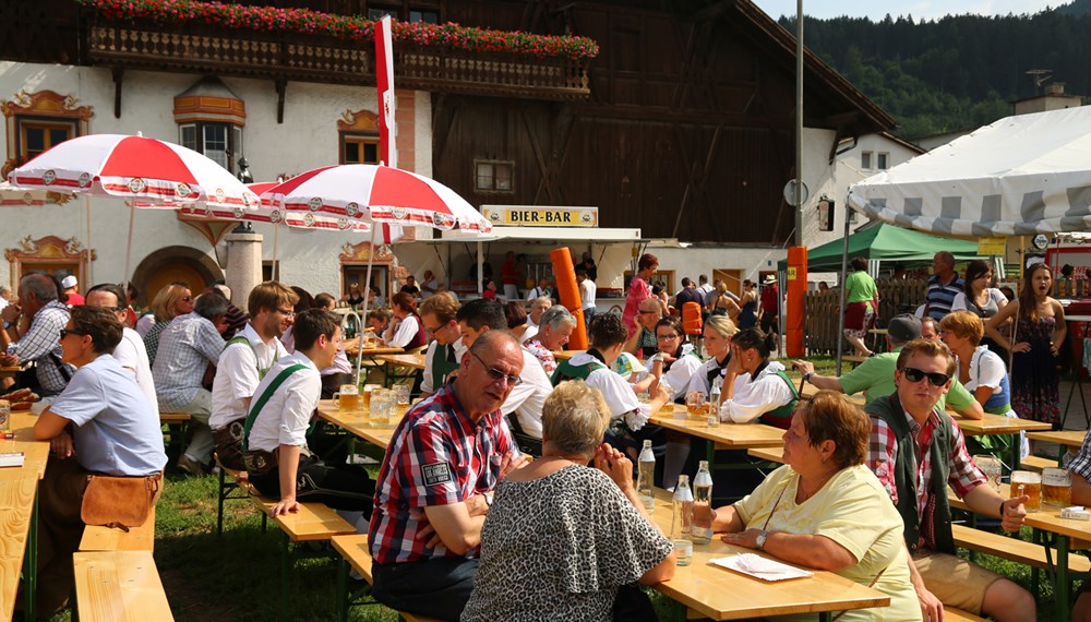 Anlässlich des 20. Amraser Dorffestes fand am 05. Juli nach neun Jahren erstmals wieder eine Marschmusikbewertung des Musikbezirkes Innsbruck-Stadt unter dem Motto "Musik in Bewegung" statt.
Neun Kapellen stellten sich den strengen Augen der Bewerter und gaben ihr Bestes. Bürgermeisterin Christine Oppitz-Plörer überreichte mit Roland Mair (GF des Tiroler Blasmusikverbandes) dem Obmann des Musikbezirkes Innsbruck-Stadt, Markus Schlenck, das Silberne Ehrenzeichen für seine besonderen Verdienste.
Die "Siegerehrung" führte stellvertretend für das Stadtoberhaupt Gemeinderätin Herlinde Keuschnigg und Gemeinderat Franz Hitzl, beide Mitglieder im Kulturausschuss, durch.