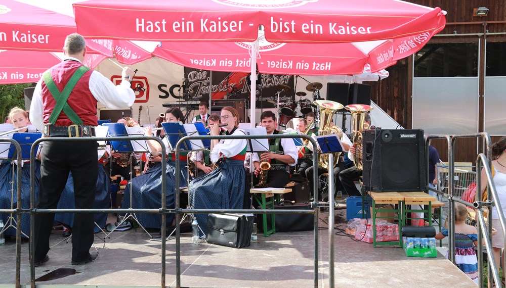 Anlässlich des 20. Amraser Dorffestes fand am 05. Juli nach neun Jahren erstmals wieder eine Marschmusikbewertung des Musikbezirkes Innsbruck-Stadt unter dem Motto "Musik in Bewegung" statt.
Neun Kapellen stellten sich den strengen Augen der Bewerter und gaben ihr Bestes. Bürgermeisterin Christine Oppitz-Plörer überreichte mit Roland Mair (GF des Tiroler Blasmusikverbandes) dem Obmann des Musikbezirkes Innsbruck-Stadt, Markus Schlenck, das Silberne Ehrenzeichen für seine besonderen Verdienste.
Die "Siegerehrung" führte stellvertretend für das Stadtoberhaupt Gemeinderätin Herlinde Keuschnigg und Gemeinderat Franz Hitzl, beide Mitglieder im Kulturausschuss, durch.