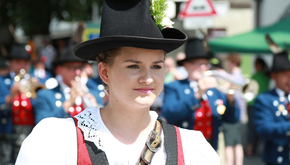 Anlässlich des 20. Amraser Dorffestes fand am 05. Juli nach neun Jahren erstmals wieder eine Marschmusikbewertung des Musikbezirkes Innsbruck-Stadt unter dem Motto "Musik in Bewegung" statt.
Neun Kapellen stellten sich den strengen Augen der Bewerter und gaben ihr Bestes. Bürgermeisterin Christine Oppitz-Plörer überreichte mit Roland Mair (GF des Tiroler Blasmusikverbandes) dem Obmann des Musikbezirkes Innsbruck-Stadt, Markus Schlenck, das Silberne Ehrenzeichen für seine besonderen Verdienste.
Die "Siegerehrung" führte stellvertretend für das Stadtoberhaupt Gemeinderätin Herlinde Keuschnigg und Gemeinderat Franz Hitzl, beide Mitglieder im Kulturausschuss, durch.