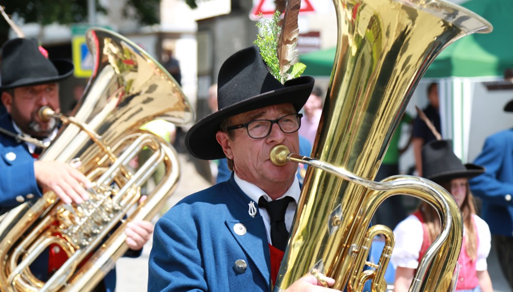 Anlässlich des 20. Amraser Dorffestes fand am 05. Juli nach neun Jahren erstmals wieder eine Marschmusikbewertung des Musikbezirkes Innsbruck-Stadt unter dem Motto "Musik in Bewegung" statt.
Neun Kapellen stellten sich den strengen Augen der Bewerter und gaben ihr Bestes. Bürgermeisterin Christine Oppitz-Plörer überreichte mit Roland Mair (GF des Tiroler Blasmusikverbandes) dem Obmann des Musikbezirkes Innsbruck-Stadt, Markus Schlenck, das Silberne Ehrenzeichen für seine besonderen Verdienste.
Die "Siegerehrung" führte stellvertretend für das Stadtoberhaupt Gemeinderätin Herlinde Keuschnigg und Gemeinderat Franz Hitzl, beide Mitglieder im Kulturausschuss, durch.