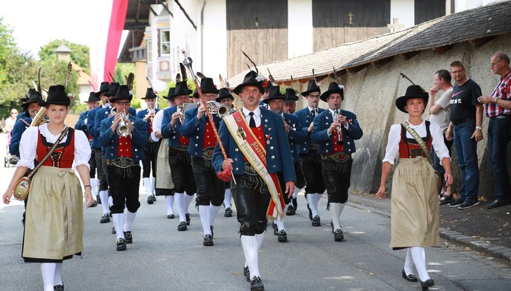 Anlässlich des 20. Amraser Dorffestes fand am 05. Juli nach neun Jahren erstmals wieder eine Marschmusikbewertung des Musikbezirkes Innsbruck-Stadt unter dem Motto "Musik in Bewegung" statt.
Neun Kapellen stellten sich den strengen Augen der Bewerter und gaben ihr Bestes. Bürgermeisterin Christine Oppitz-Plörer überreichte mit Roland Mair (GF des Tiroler Blasmusikverbandes) dem Obmann des Musikbezirkes Innsbruck-Stadt, Markus Schlenck, das Silberne Ehrenzeichen für seine besonderen Verdienste.
Die "Siegerehrung" führte stellvertretend für das Stadtoberhaupt Gemeinderätin Herlinde Keuschnigg und Gemeinderat Franz Hitzl, beide Mitglieder im Kulturausschuss, durch.