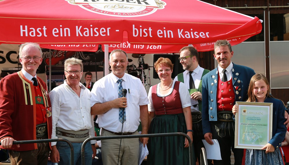 Anlässlich des 20. Amraser Dorffestes fand am 05. Juli nach neun Jahren erstmals wieder eine Marschmusikbewertung des Musikbezirkes Innsbruck-Stadt unter dem Motto "Musik in Bewegung" statt.
Neun Kapellen stellten sich den strengen Augen der Bewerter und gaben ihr Bestes. Bürgermeisterin Christine Oppitz-Plörer überreichte mit Roland Mair (GF des Tiroler Blasmusikverbandes) dem Obmann des Musikbezirkes Innsbruck-Stadt, Markus Schlenck, das Silberne Ehrenzeichen für seine besonderen Verdienste.
Die "Siegerehrung" führte stellvertretend für das Stadtoberhaupt Gemeinderätin Herlinde Keuschnigg und Gemeinderat Franz Hitzl, beide Mitglieder im Kulturausschuss, durch.