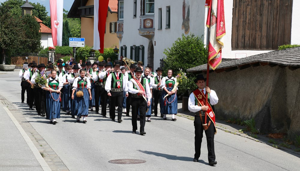 Anlässlich des 20. Amraser Dorffestes fand am 05. Juli nach neun Jahren erstmals wieder eine Marschmusikbewertung des Musikbezirkes Innsbruck-Stadt unter dem Motto "Musik in Bewegung" statt.
Neun Kapellen stellten sich den strengen Augen der Bewerter und gaben ihr Bestes. Bürgermeisterin Christine Oppitz-Plörer überreichte mit Roland Mair (GF des Tiroler Blasmusikverbandes) dem Obmann des Musikbezirkes Innsbruck-Stadt, Markus Schlenck, das Silberne Ehrenzeichen für seine besonderen Verdienste.
Die "Siegerehrung" führte stellvertretend für das Stadtoberhaupt Gemeinderätin Herlinde Keuschnigg und Gemeinderat Franz Hitzl, beide Mitglieder im Kulturausschuss, durch.