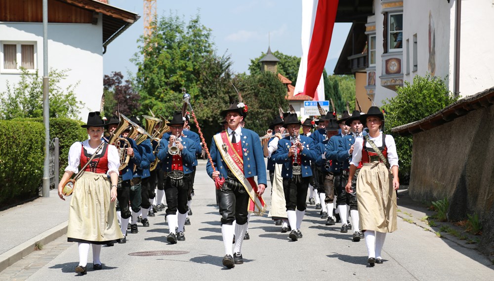 Anlässlich des 20. Amraser Dorffestes fand am 05. Juli nach neun Jahren erstmals wieder eine Marschmusikbewertung des Musikbezirkes Innsbruck-Stadt unter dem Motto "Musik in Bewegung" statt.
Neun Kapellen stellten sich den strengen Augen der Bewerter und gaben ihr Bestes. Bürgermeisterin Christine Oppitz-Plörer überreichte mit Roland Mair (GF des Tiroler Blasmusikverbandes) dem Obmann des Musikbezirkes Innsbruck-Stadt, Markus Schlenck, das Silberne Ehrenzeichen für seine besonderen Verdienste.
Die "Siegerehrung" führte stellvertretend für das Stadtoberhaupt Gemeinderätin Herlinde Keuschnigg und Gemeinderat Franz Hitzl, beide Mitglieder im Kulturausschuss, durch.