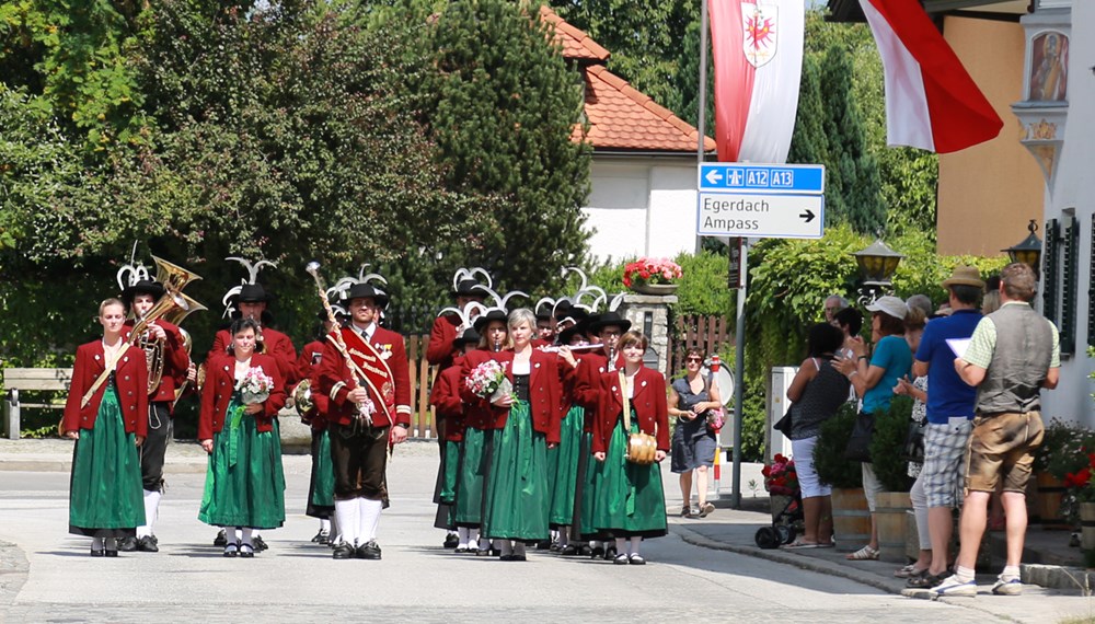 Anlässlich des 20. Amraser Dorffestes fand am 05. Juli nach neun Jahren erstmals wieder eine Marschmusikbewertung des Musikbezirkes Innsbruck-Stadt unter dem Motto "Musik in Bewegung" statt.
Neun Kapellen stellten sich den strengen Augen der Bewerter und gaben ihr Bestes. Bürgermeisterin Christine Oppitz-Plörer überreichte mit Roland Mair (GF des Tiroler Blasmusikverbandes) dem Obmann des Musikbezirkes Innsbruck-Stadt, Markus Schlenck, das Silberne Ehrenzeichen für seine besonderen Verdienste.
Die "Siegerehrung" führte stellvertretend für das Stadtoberhaupt Gemeinderätin Herlinde Keuschnigg und Gemeinderat Franz Hitzl, beide Mitglieder im Kulturausschuss, durch.