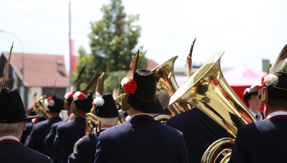 Anlässlich des 20. Amraser Dorffestes fand am 05. Juli nach neun Jahren erstmals wieder eine Marschmusikbewertung des Musikbezirkes Innsbruck-Stadt unter dem Motto "Musik in Bewegung" statt.
Neun Kapellen stellten sich den strengen Augen der Bewerter und gaben ihr Bestes. Bürgermeisterin Christine Oppitz-Plörer überreichte mit Roland Mair (GF des Tiroler Blasmusikverbandes) dem Obmann des Musikbezirkes Innsbruck-Stadt, Markus Schlenck, das Silberne Ehrenzeichen für seine besonderen Verdienste.
Die "Siegerehrung" führte stellvertretend für das Stadtoberhaupt Gemeinderätin Herlinde Keuschnigg und Gemeinderat Franz Hitzl, beide Mitglieder im Kulturausschuss, durch.