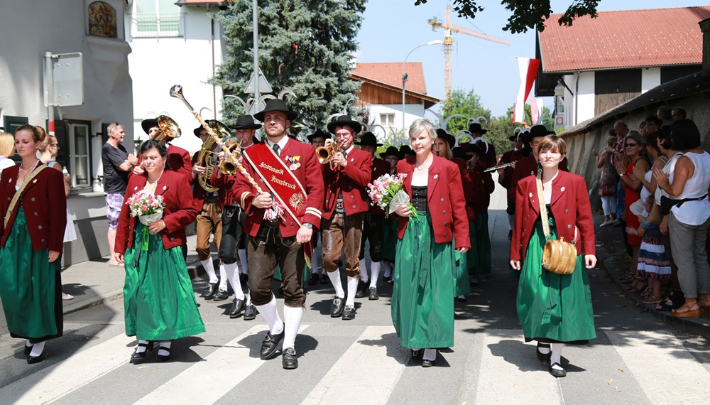 Anlässlich des 20. Amraser Dorffestes fand am 05. Juli nach neun Jahren erstmals wieder eine Marschmusikbewertung des Musikbezirkes Innsbruck-Stadt unter dem Motto "Musik in Bewegung" statt.
Neun Kapellen stellten sich den strengen Augen der Bewerter und gaben ihr Bestes. Bürgermeisterin Christine Oppitz-Plörer überreichte mit Roland Mair (GF des Tiroler Blasmusikverbandes) dem Obmann des Musikbezirkes Innsbruck-Stadt, Markus Schlenck, das Silberne Ehrenzeichen für seine besonderen Verdienste.
Die "Siegerehrung" führte stellvertretend für das Stadtoberhaupt Gemeinderätin Herlinde Keuschnigg und Gemeinderat Franz Hitzl, beide Mitglieder im Kulturausschuss, durch.