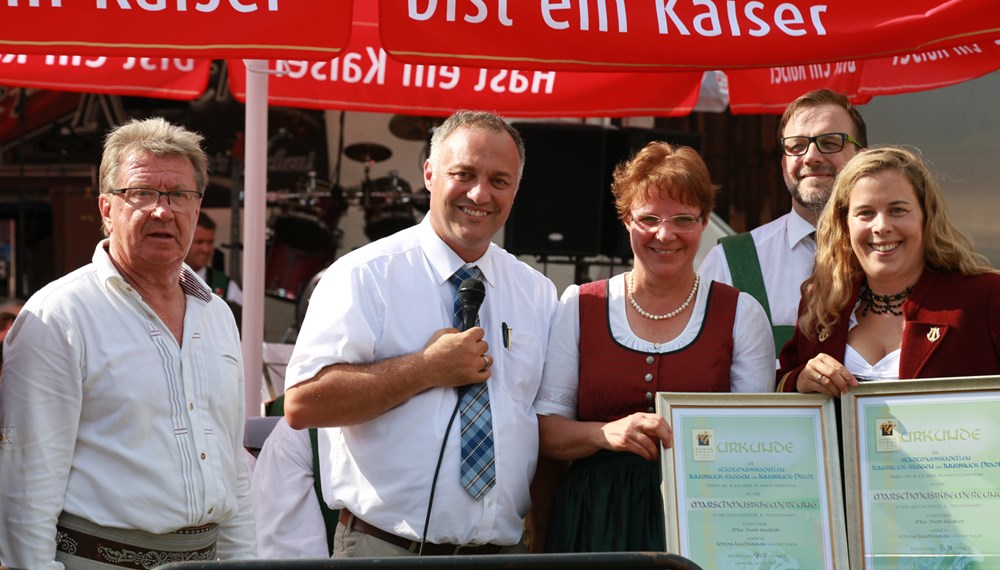 Anlässlich des 20. Amraser Dorffestes fand am 05. Juli nach neun Jahren erstmals wieder eine Marschmusikbewertung des Musikbezirkes Innsbruck-Stadt unter dem Motto "Musik in Bewegung" statt.
Neun Kapellen stellten sich den strengen Augen der Bewerter und gaben ihr Bestes. Bürgermeisterin Christine Oppitz-Plörer überreichte mit Roland Mair (GF des Tiroler Blasmusikverbandes) dem Obmann des Musikbezirkes Innsbruck-Stadt, Markus Schlenck, das Silberne Ehrenzeichen für seine besonderen Verdienste.
Die "Siegerehrung" führte stellvertretend für das Stadtoberhaupt Gemeinderätin Herlinde Keuschnigg und Gemeinderat Franz Hitzl, beide Mitglieder im Kulturausschuss, durch.