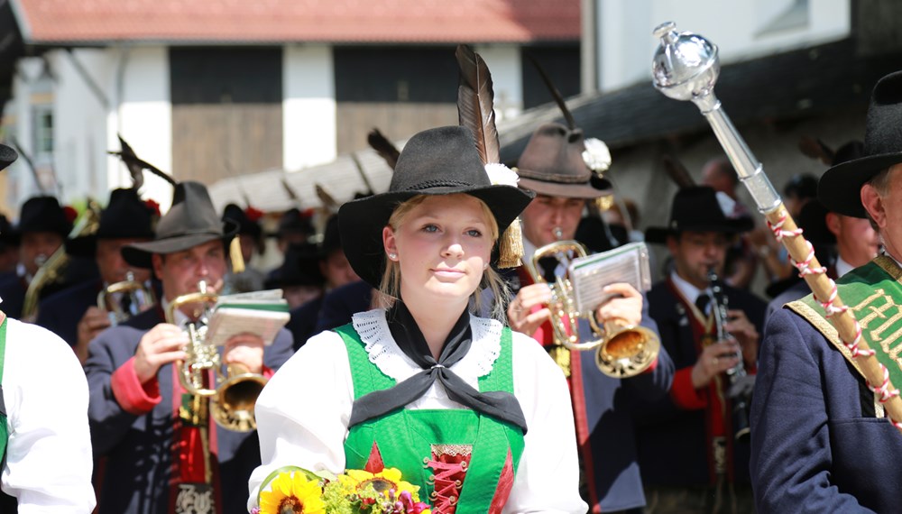 Anlässlich des 20. Amraser Dorffestes fand am 05. Juli nach neun Jahren erstmals wieder eine Marschmusikbewertung des Musikbezirkes Innsbruck-Stadt unter dem Motto "Musik in Bewegung" statt.
Neun Kapellen stellten sich den strengen Augen der Bewerter und gaben ihr Bestes. Bürgermeisterin Christine Oppitz-Plörer überreichte mit Roland Mair (GF des Tiroler Blasmusikverbandes) dem Obmann des Musikbezirkes Innsbruck-Stadt, Markus Schlenck, das Silberne Ehrenzeichen für seine besonderen Verdienste.
Die "Siegerehrung" führte stellvertretend für das Stadtoberhaupt Gemeinderätin Herlinde Keuschnigg und Gemeinderat Franz Hitzl, beide Mitglieder im Kulturausschuss, durch.