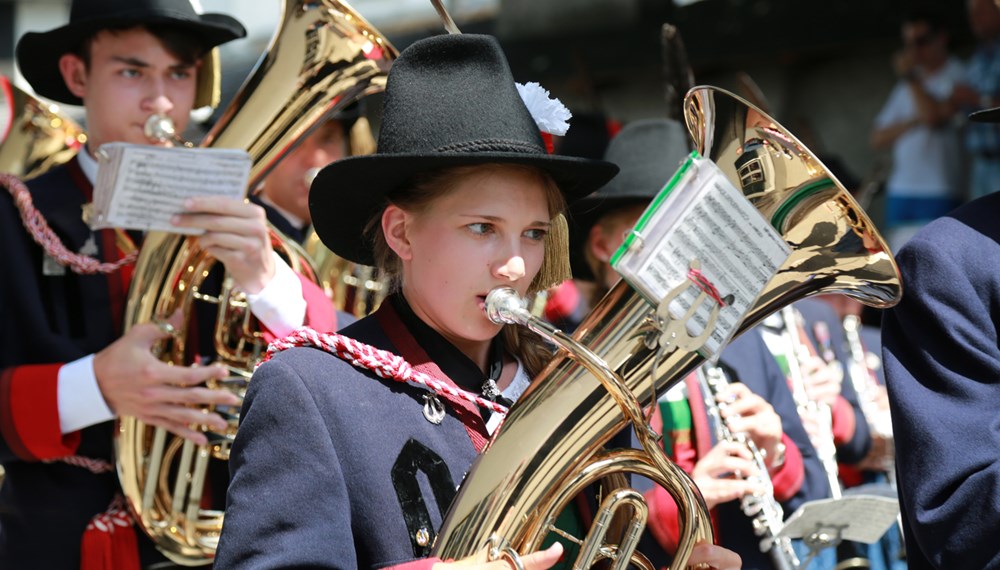 Anlässlich des 20. Amraser Dorffestes fand am 05. Juli nach neun Jahren erstmals wieder eine Marschmusikbewertung des Musikbezirkes Innsbruck-Stadt unter dem Motto "Musik in Bewegung" statt.
Neun Kapellen stellten sich den strengen Augen der Bewerter und gaben ihr Bestes. Bürgermeisterin Christine Oppitz-Plörer überreichte mit Roland Mair (GF des Tiroler Blasmusikverbandes) dem Obmann des Musikbezirkes Innsbruck-Stadt, Markus Schlenck, das Silberne Ehrenzeichen für seine besonderen Verdienste.
Die "Siegerehrung" führte stellvertretend für das Stadtoberhaupt Gemeinderätin Herlinde Keuschnigg und Gemeinderat Franz Hitzl, beide Mitglieder im Kulturausschuss, durch.