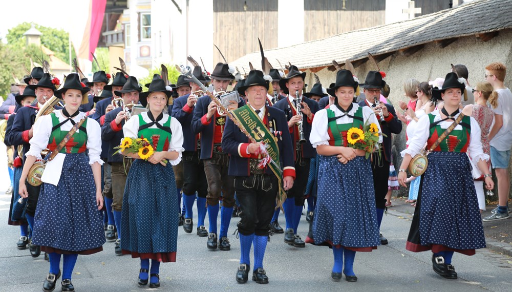 Anlässlich des 20. Amraser Dorffestes fand am 05. Juli nach neun Jahren erstmals wieder eine Marschmusikbewertung des Musikbezirkes Innsbruck-Stadt unter dem Motto "Musik in Bewegung" statt.
Neun Kapellen stellten sich den strengen Augen der Bewerter und gaben ihr Bestes. Bürgermeisterin Christine Oppitz-Plörer überreichte mit Roland Mair (GF des Tiroler Blasmusikverbandes) dem Obmann des Musikbezirkes Innsbruck-Stadt, Markus Schlenck, das Silberne Ehrenzeichen für seine besonderen Verdienste.
Die "Siegerehrung" führte stellvertretend für das Stadtoberhaupt Gemeinderätin Herlinde Keuschnigg und Gemeinderat Franz Hitzl, beide Mitglieder im Kulturausschuss, durch.