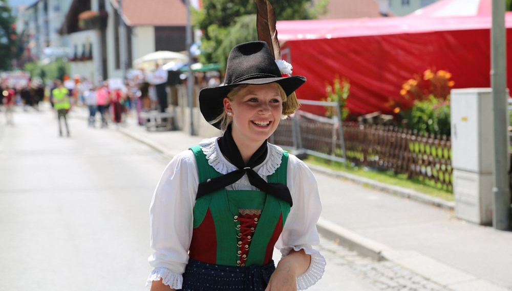 Anlässlich des 20. Amraser Dorffestes fand am 05. Juli nach neun Jahren erstmals wieder eine Marschmusikbewertung des Musikbezirkes Innsbruck-Stadt unter dem Motto "Musik in Bewegung" statt.
Neun Kapellen stellten sich den strengen Augen der Bewerter und gaben ihr Bestes. Bürgermeisterin Christine Oppitz-Plörer überreichte mit Roland Mair (GF des Tiroler Blasmusikverbandes) dem Obmann des Musikbezirkes Innsbruck-Stadt, Markus Schlenck, das Silberne Ehrenzeichen für seine besonderen Verdienste.
Die "Siegerehrung" führte stellvertretend für das Stadtoberhaupt Gemeinderätin Herlinde Keuschnigg und Gemeinderat Franz Hitzl, beide Mitglieder im Kulturausschuss, durch.