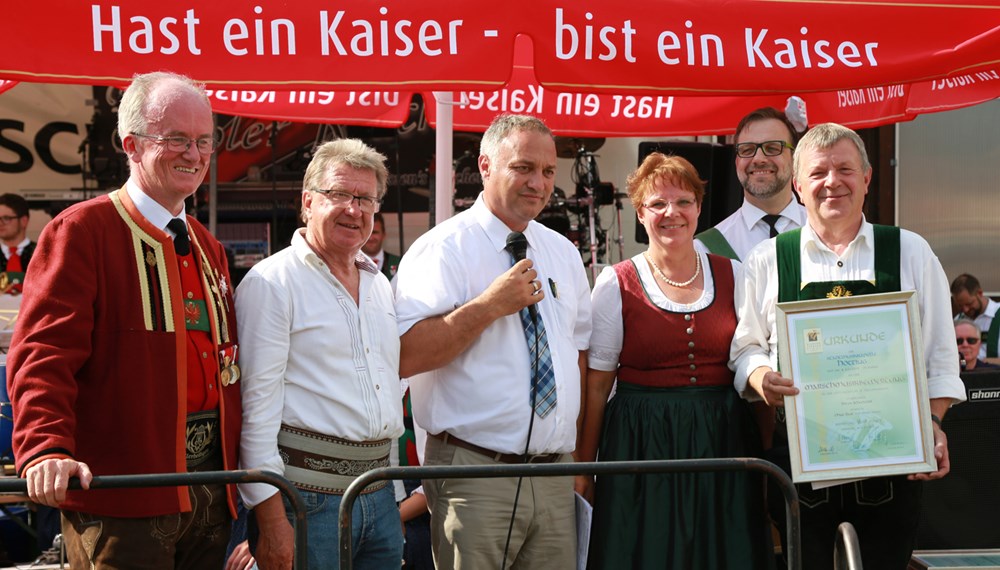 Anlässlich des 20. Amraser Dorffestes fand am 05. Juli nach neun Jahren erstmals wieder eine Marschmusikbewertung des Musikbezirkes Innsbruck-Stadt unter dem Motto "Musik in Bewegung" statt.
Neun Kapellen stellten sich den strengen Augen der Bewerter und gaben ihr Bestes. Bürgermeisterin Christine Oppitz-Plörer überreichte mit Roland Mair (GF des Tiroler Blasmusikverbandes) dem Obmann des Musikbezirkes Innsbruck-Stadt, Markus Schlenck, das Silberne Ehrenzeichen für seine besonderen Verdienste.
Die "Siegerehrung" führte stellvertretend für das Stadtoberhaupt Gemeinderätin Herlinde Keuschnigg und Gemeinderat Franz Hitzl, beide Mitglieder im Kulturausschuss, durch.