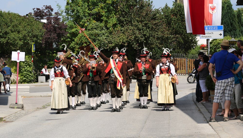 Anlässlich des 20. Amraser Dorffestes fand am 05. Juli nach neun Jahren erstmals wieder eine Marschmusikbewertung des Musikbezirkes Innsbruck-Stadt unter dem Motto "Musik in Bewegung" statt.
Neun Kapellen stellten sich den strengen Augen der Bewerter und gaben ihr Bestes. Bürgermeisterin Christine Oppitz-Plörer überreichte mit Roland Mair (GF des Tiroler Blasmusikverbandes) dem Obmann des Musikbezirkes Innsbruck-Stadt, Markus Schlenck, das Silberne Ehrenzeichen für seine besonderen Verdienste.
Die "Siegerehrung" führte stellvertretend für das Stadtoberhaupt Gemeinderätin Herlinde Keuschnigg und Gemeinderat Franz Hitzl, beide Mitglieder im Kulturausschuss, durch.