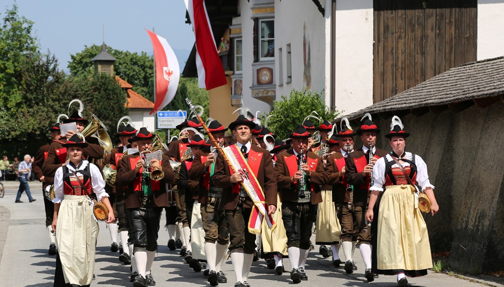 Anlässlich des 20. Amraser Dorffestes fand am 05. Juli nach neun Jahren erstmals wieder eine Marschmusikbewertung des Musikbezirkes Innsbruck-Stadt unter dem Motto "Musik in Bewegung" statt.
Neun Kapellen stellten sich den strengen Augen der Bewerter und gaben ihr Bestes. Bürgermeisterin Christine Oppitz-Plörer überreichte mit Roland Mair (GF des Tiroler Blasmusikverbandes) dem Obmann des Musikbezirkes Innsbruck-Stadt, Markus Schlenck, das Silberne Ehrenzeichen für seine besonderen Verdienste.
Die "Siegerehrung" führte stellvertretend für das Stadtoberhaupt Gemeinderätin Herlinde Keuschnigg und Gemeinderat Franz Hitzl, beide Mitglieder im Kulturausschuss, durch.