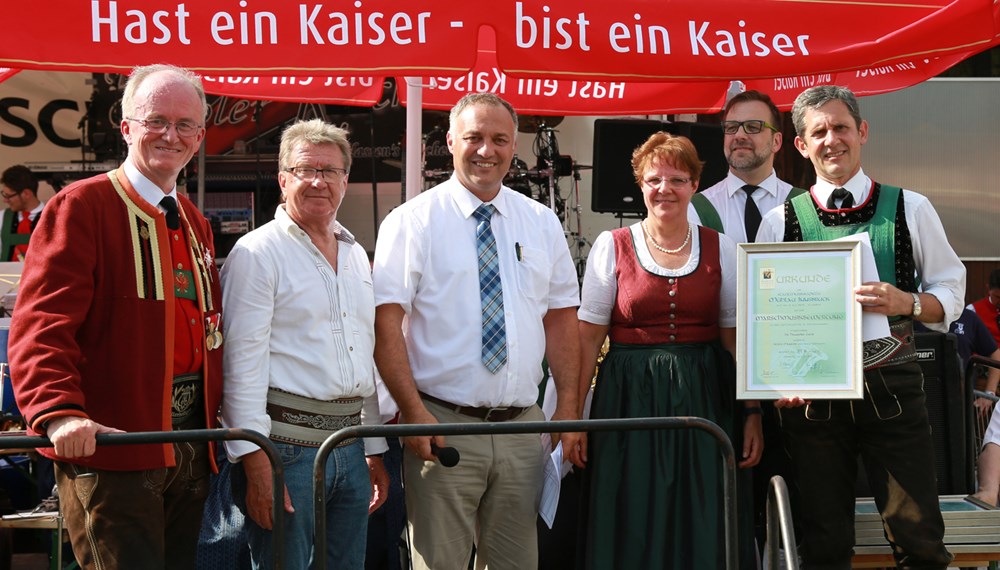 Anlässlich des 20. Amraser Dorffestes fand am 05. Juli nach neun Jahren erstmals wieder eine Marschmusikbewertung des Musikbezirkes Innsbruck-Stadt unter dem Motto "Musik in Bewegung" statt.
Neun Kapellen stellten sich den strengen Augen der Bewerter und gaben ihr Bestes. Bürgermeisterin Christine Oppitz-Plörer überreichte mit Roland Mair (GF des Tiroler Blasmusikverbandes) dem Obmann des Musikbezirkes Innsbruck-Stadt, Markus Schlenck, das Silberne Ehrenzeichen für seine besonderen Verdienste.
Die "Siegerehrung" führte stellvertretend für das Stadtoberhaupt Gemeinderätin Herlinde Keuschnigg und Gemeinderat Franz Hitzl, beide Mitglieder im Kulturausschuss, durch.