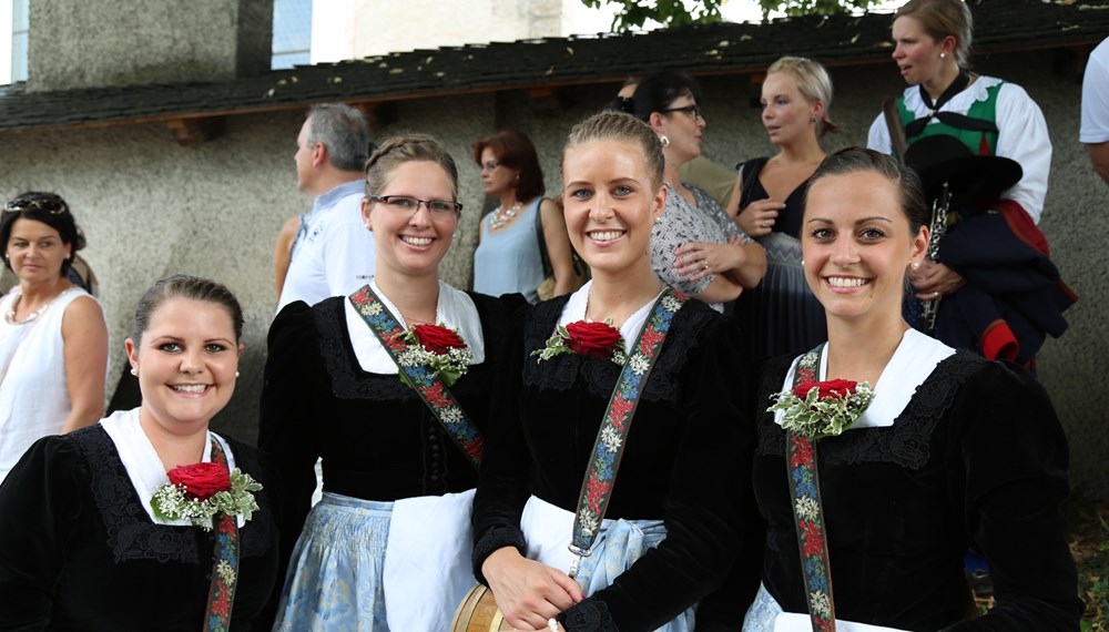 Anlässlich des 20. Amraser Dorffestes fand am 05. Juli nach neun Jahren erstmals wieder eine Marschmusikbewertung des Musikbezirkes Innsbruck-Stadt unter dem Motto "Musik in Bewegung" statt.
Neun Kapellen stellten sich den strengen Augen der Bewerter und gaben ihr Bestes. Bürgermeisterin Christine Oppitz-Plörer überreichte mit Roland Mair (GF des Tiroler Blasmusikverbandes) dem Obmann des Musikbezirkes Innsbruck-Stadt, Markus Schlenck, das Silberne Ehrenzeichen für seine besonderen Verdienste.
Die "Siegerehrung" führte stellvertretend für das Stadtoberhaupt Gemeinderätin Herlinde Keuschnigg und Gemeinderat Franz Hitzl, beide Mitglieder im Kulturausschuss, durch.