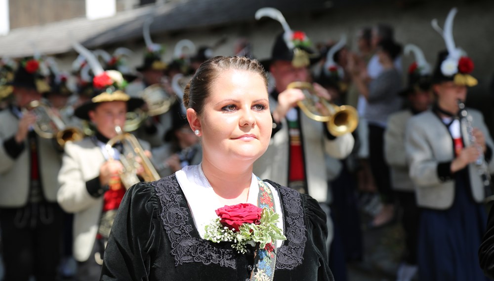 Anlässlich des 20. Amraser Dorffestes fand am 05. Juli nach neun Jahren erstmals wieder eine Marschmusikbewertung des Musikbezirkes Innsbruck-Stadt unter dem Motto "Musik in Bewegung" statt.
Neun Kapellen stellten sich den strengen Augen der Bewerter und gaben ihr Bestes. Bürgermeisterin Christine Oppitz-Plörer überreichte mit Roland Mair (GF des Tiroler Blasmusikverbandes) dem Obmann des Musikbezirkes Innsbruck-Stadt, Markus Schlenck, das Silberne Ehrenzeichen für seine besonderen Verdienste.
Die "Siegerehrung" führte stellvertretend für das Stadtoberhaupt Gemeinderätin Herlinde Keuschnigg und Gemeinderat Franz Hitzl, beide Mitglieder im Kulturausschuss, durch.