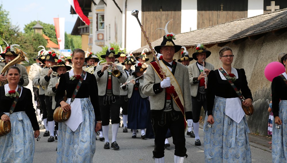 Anlässlich des 20. Amraser Dorffestes fand am 05. Juli nach neun Jahren erstmals wieder eine Marschmusikbewertung des Musikbezirkes Innsbruck-Stadt unter dem Motto "Musik in Bewegung" statt.
Neun Kapellen stellten sich den strengen Augen der Bewerter und gaben ihr Bestes. Bürgermeisterin Christine Oppitz-Plörer überreichte mit Roland Mair (GF des Tiroler Blasmusikverbandes) dem Obmann des Musikbezirkes Innsbruck-Stadt, Markus Schlenck, das Silberne Ehrenzeichen für seine besonderen Verdienste.
Die "Siegerehrung" führte stellvertretend für das Stadtoberhaupt Gemeinderätin Herlinde Keuschnigg und Gemeinderat Franz Hitzl, beide Mitglieder im Kulturausschuss, durch.