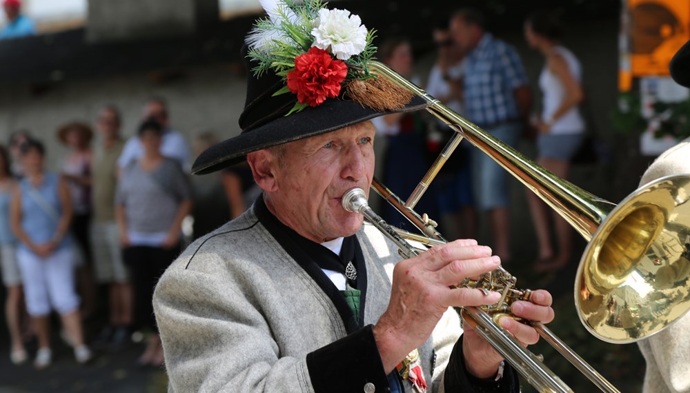 Anlässlich des 20. Amraser Dorffestes fand am 05. Juli nach neun Jahren erstmals wieder eine Marschmusikbewertung des Musikbezirkes Innsbruck-Stadt unter dem Motto "Musik in Bewegung" statt.
Neun Kapellen stellten sich den strengen Augen der Bewerter und gaben ihr Bestes. Bürgermeisterin Christine Oppitz-Plörer überreichte mit Roland Mair (GF des Tiroler Blasmusikverbandes) dem Obmann des Musikbezirkes Innsbruck-Stadt, Markus Schlenck, das Silberne Ehrenzeichen für seine besonderen Verdienste.
Die "Siegerehrung" führte stellvertretend für das Stadtoberhaupt Gemeinderätin Herlinde Keuschnigg und Gemeinderat Franz Hitzl, beide Mitglieder im Kulturausschuss, durch.