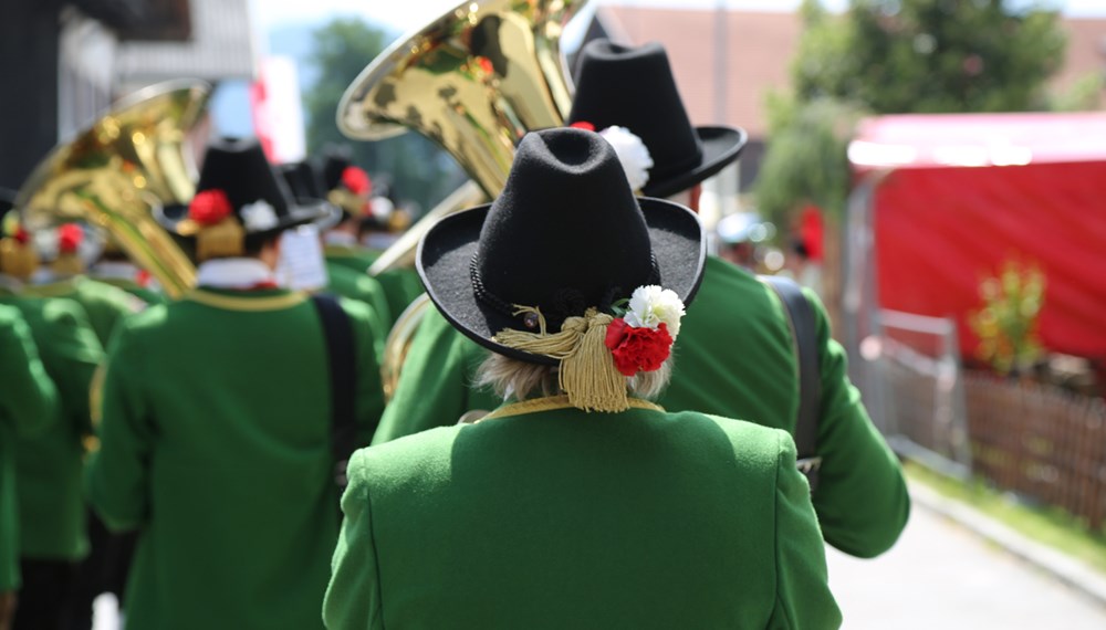 Anlässlich des 20. Amraser Dorffestes fand am 05. Juli nach neun Jahren erstmals wieder eine Marschmusikbewertung des Musikbezirkes Innsbruck-Stadt unter dem Motto "Musik in Bewegung" statt.
Neun Kapellen stellten sich den strengen Augen der Bewerter und gaben ihr Bestes. Bürgermeisterin Christine Oppitz-Plörer überreichte mit Roland Mair (GF des Tiroler Blasmusikverbandes) dem Obmann des Musikbezirkes Innsbruck-Stadt, Markus Schlenck, das Silberne Ehrenzeichen für seine besonderen Verdienste.
Die "Siegerehrung" führte stellvertretend für das Stadtoberhaupt Gemeinderätin Herlinde Keuschnigg und Gemeinderat Franz Hitzl, beide Mitglieder im Kulturausschuss, durch.