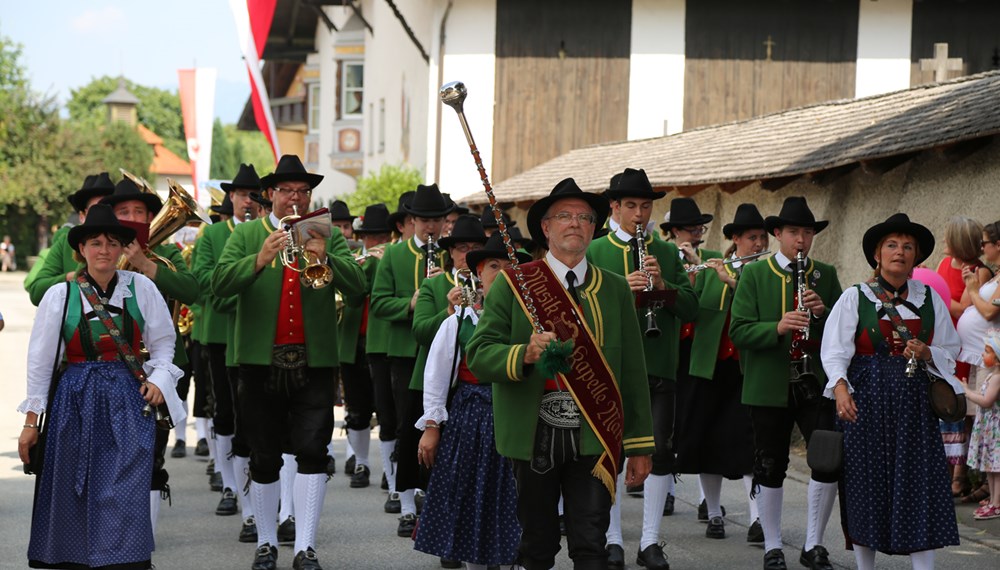 Anlässlich des 20. Amraser Dorffestes fand am 05. Juli nach neun Jahren erstmals wieder eine Marschmusikbewertung des Musikbezirkes Innsbruck-Stadt unter dem Motto "Musik in Bewegung" statt.
Neun Kapellen stellten sich den strengen Augen der Bewerter und gaben ihr Bestes. Bürgermeisterin Christine Oppitz-Plörer überreichte mit Roland Mair (GF des Tiroler Blasmusikverbandes) dem Obmann des Musikbezirkes Innsbruck-Stadt, Markus Schlenck, das Silberne Ehrenzeichen für seine besonderen Verdienste.
Die "Siegerehrung" führte stellvertretend für das Stadtoberhaupt Gemeinderätin Herlinde Keuschnigg und Gemeinderat Franz Hitzl, beide Mitglieder im Kulturausschuss, durch.