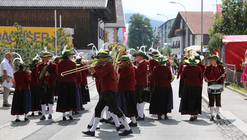 Anlässlich des 20. Amraser Dorffestes fand am 05. Juli nach neun Jahren erstmals wieder eine Marschmusikbewertung des Musikbezirkes Innsbruck-Stadt unter dem Motto "Musik in Bewegung" statt.
Neun Kapellen stellten sich den strengen Augen der Bewerter und gaben ihr Bestes. Bürgermeisterin Christine Oppitz-Plörer überreichte mit Roland Mair (GF des Tiroler Blasmusikverbandes) dem Obmann des Musikbezirkes Innsbruck-Stadt, Markus Schlenck, das Silberne Ehrenzeichen für seine besonderen Verdienste.
Die "Siegerehrung" führte stellvertretend für das Stadtoberhaupt Gemeinderätin Herlinde Keuschnigg und Gemeinderat Franz Hitzl, beide Mitglieder im Kulturausschuss, durch.