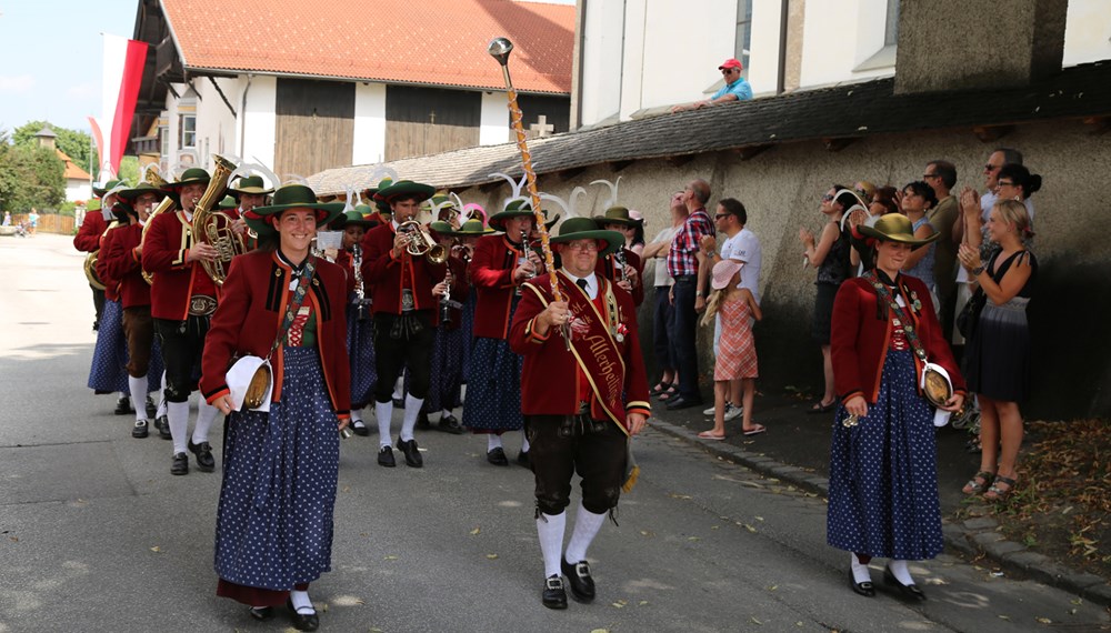 Anlässlich des 20. Amraser Dorffestes fand am 05. Juli nach neun Jahren erstmals wieder eine Marschmusikbewertung des Musikbezirkes Innsbruck-Stadt unter dem Motto "Musik in Bewegung" statt.
Neun Kapellen stellten sich den strengen Augen der Bewerter und gaben ihr Bestes. Bürgermeisterin Christine Oppitz-Plörer überreichte mit Roland Mair (GF des Tiroler Blasmusikverbandes) dem Obmann des Musikbezirkes Innsbruck-Stadt, Markus Schlenck, das Silberne Ehrenzeichen für seine besonderen Verdienste.
Die "Siegerehrung" führte stellvertretend für das Stadtoberhaupt Gemeinderätin Herlinde Keuschnigg und Gemeinderat Franz Hitzl, beide Mitglieder im Kulturausschuss, durch.